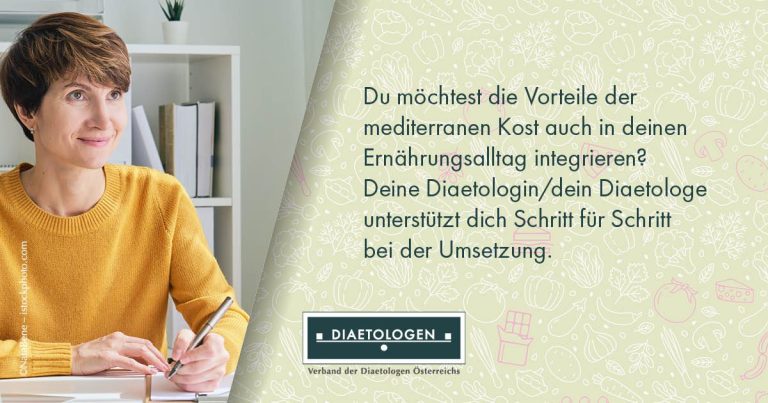 Eine Frau schreibt in ein Notizbuch, während sie an einem Tisch sitzt.